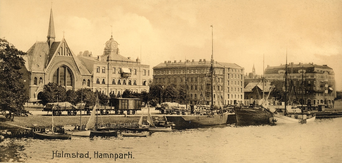 Häfte med 10 fotografier från Halmstad i ett ark vikt likt "dragspel" och utgivet av Victor Ahlbergs Bokhandel. 
1. Omslaget med präglade guldiga bokstäver
2. "Halmstad. Norreport." En vagn rullar ut ur valvet och en pojke hänger vid valvet och kikar på fotografen. Till vänster om valvet har stadens Matigstrat anslagit en varningsskylt för beteenden i valvet som ger böter på 2-50 kr, såsom att färdas med velociped, dvs cykel.
3. "Kyrkan i Halmstad." Ena långsidan med träd kring angränsande torg.
4. "Halmstad, Storgatan." Gatumiljö med Norreport i fonden, fotgängare och många butiksskyltar. Till vänster görs reklam för t ex ett svarveri och på högra sidan ligger ett bundtmakeri, Levenbergs skomagasin, Aug. Schiecks hattaffär och en butik med färger och tapeter.
5. "Halmstad: Österbron." Järnbro där hästekipage och fotgängare färdas. Ett par sjömän, gossar och andra betraktar fotografen. Till vänster görs reklam för Van Houtens Cacao och Skandinaviska Kreditaktiebolaget.
6. "Halmstad. Nissaån vid Tivoli." Folk flanerar längs promenadstråket medan andra tar en roddtur på ån, som kantas av lövträd.
7. "Halmstad. Slottet." Vy över slottets fasad mot Nissan.
8. "Halmstad, Köpmansgatan." Gatuvy mot kyrkan med hästekipage och fotgängare. På gatans högra sida ses reklamskyltar för Eric Hedins Beklädnadsaffär, B M Sjö Vin- & Speceriaffär, J A Brand Toffelmakare och en kemikalieaffär och till vänster ligger ett Nykterhetscafé.
9. "Halmstad. I Tivoli". Tivoli som park och nöjesplats anlades redan 1843 av gästgivaren A J Sjögren med dans- och kägelbanor, restaurang och lusthus. 1858 köpte Göran Hammar m fl området och därför hedrades han i parken med bysten på bilden år 1909, skapad av skulptören Sven Andersson från Gnosjö. Då hade parken utökats både till ytan och med fler attraktioner och skickliga trädgårdsmästare hade utformat området till en mönsteranläggning.
10. "Halmstad, Hamnparti." Små och stora segelskutor ligger längs kajen, där några godsvagnar står frånkopplade.
11. "Halmstad. Vid Nissaån". Roddbåtar ligger förtöjda utmed åkanten, som följs av en smal stig. I bakgrunden en bro.