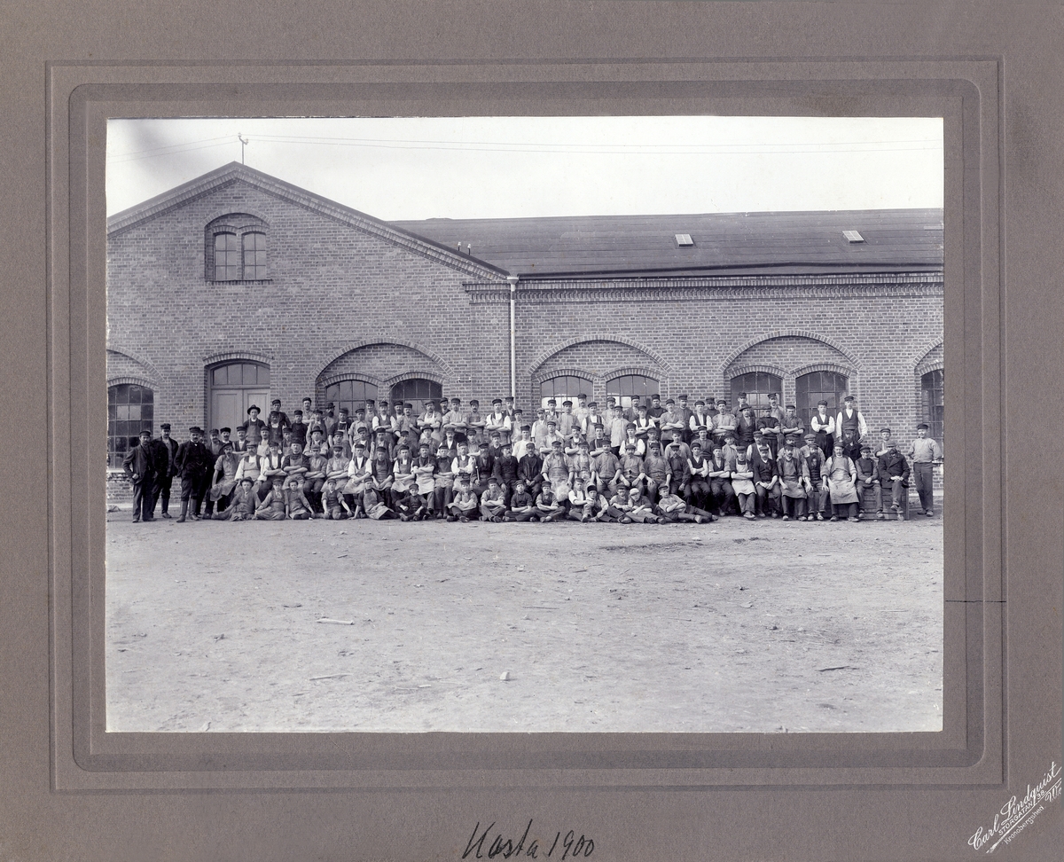 Anställda vid Kosta glasbruk, 1900.
Tredje man fr. vänster: Edvard Strömberg, hyttmästare.