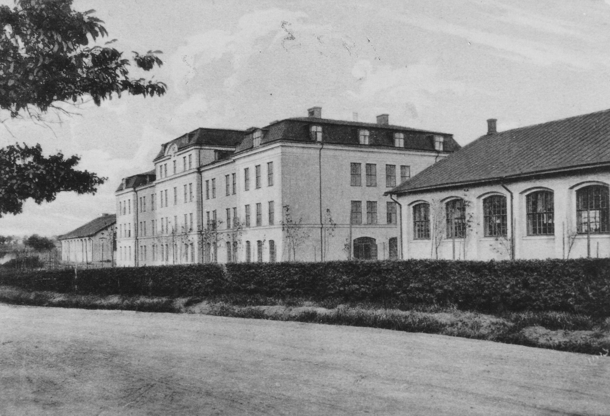 T 2 ridhus, kasern och exercishus från Mariestadsvägen 1920.