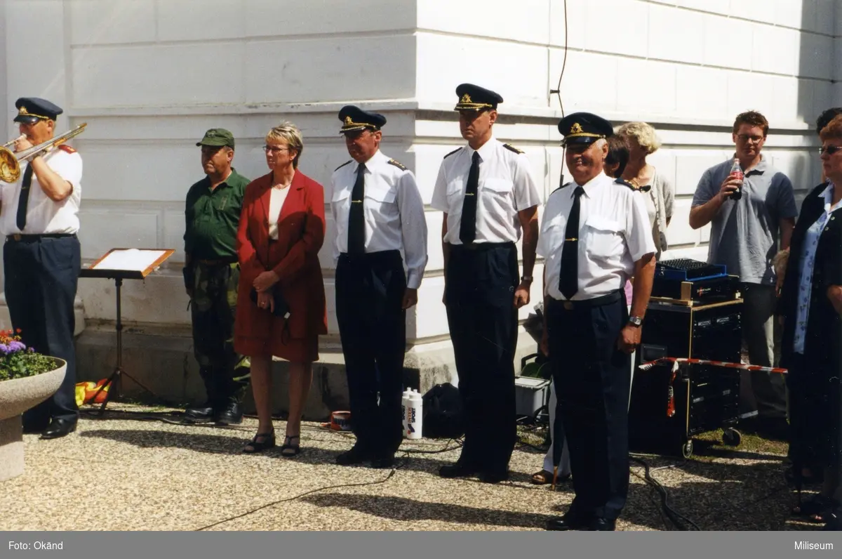 Vaktparad en sommar lördag i Eksjö. Från vänster okänd; okänd; okänd; överste 1 Thore Bäckman, chef SWEDEC; överste Bengt Axelsson, chef Ing 2 och major Kurt-Lennart Larsson.