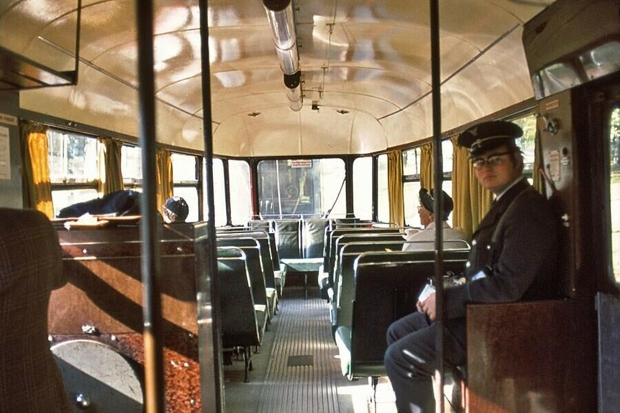 Interiørfoto av Ekebergbanen, nr. 1047 - 1049, 1972. Kan se konduktøren.
