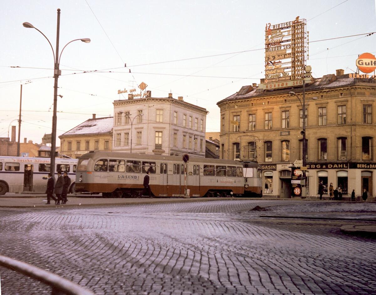 Ekebergbanen, nr. 1048 og 1010, sporsløyfe 3, på Jernbanetorget. Buss linje 71.