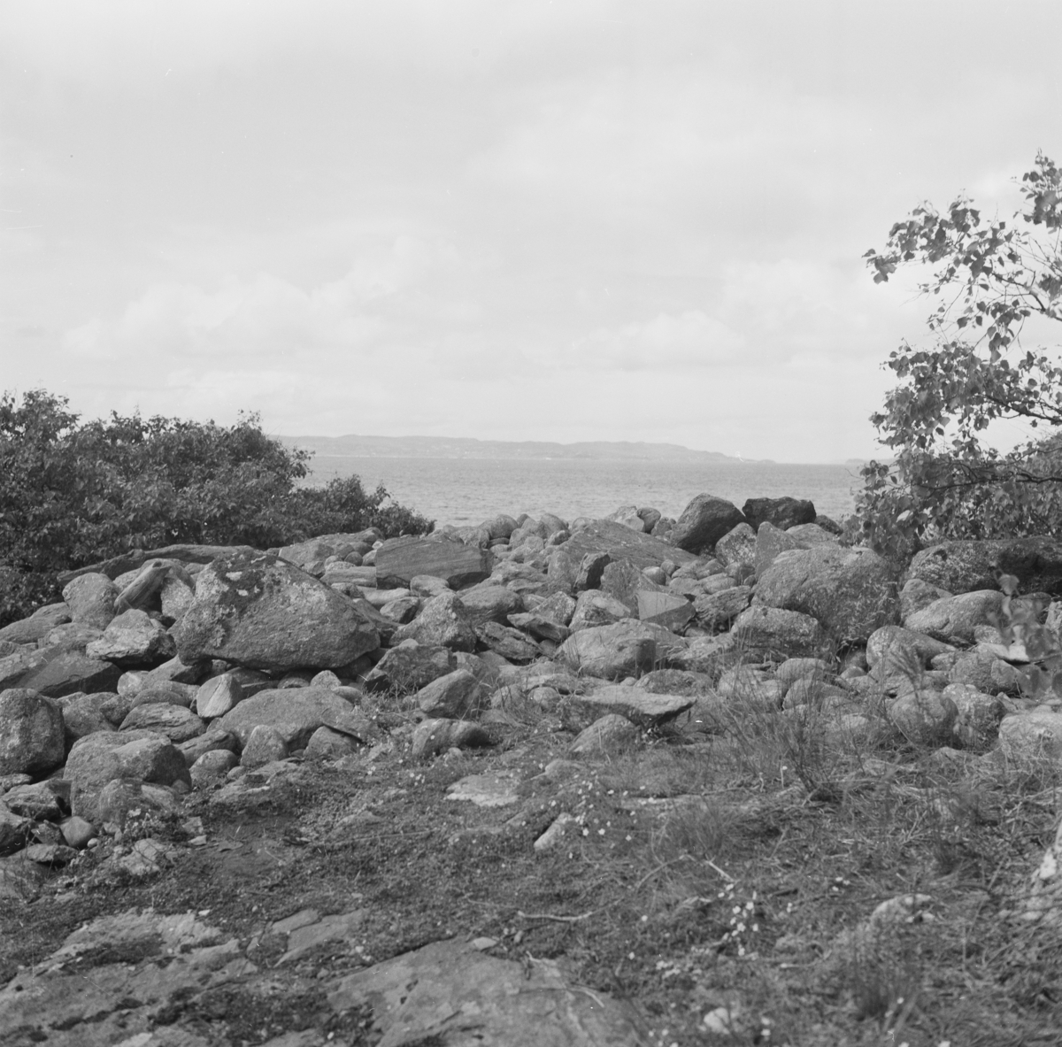 Røysa etter etter opprydding, fra SØ.