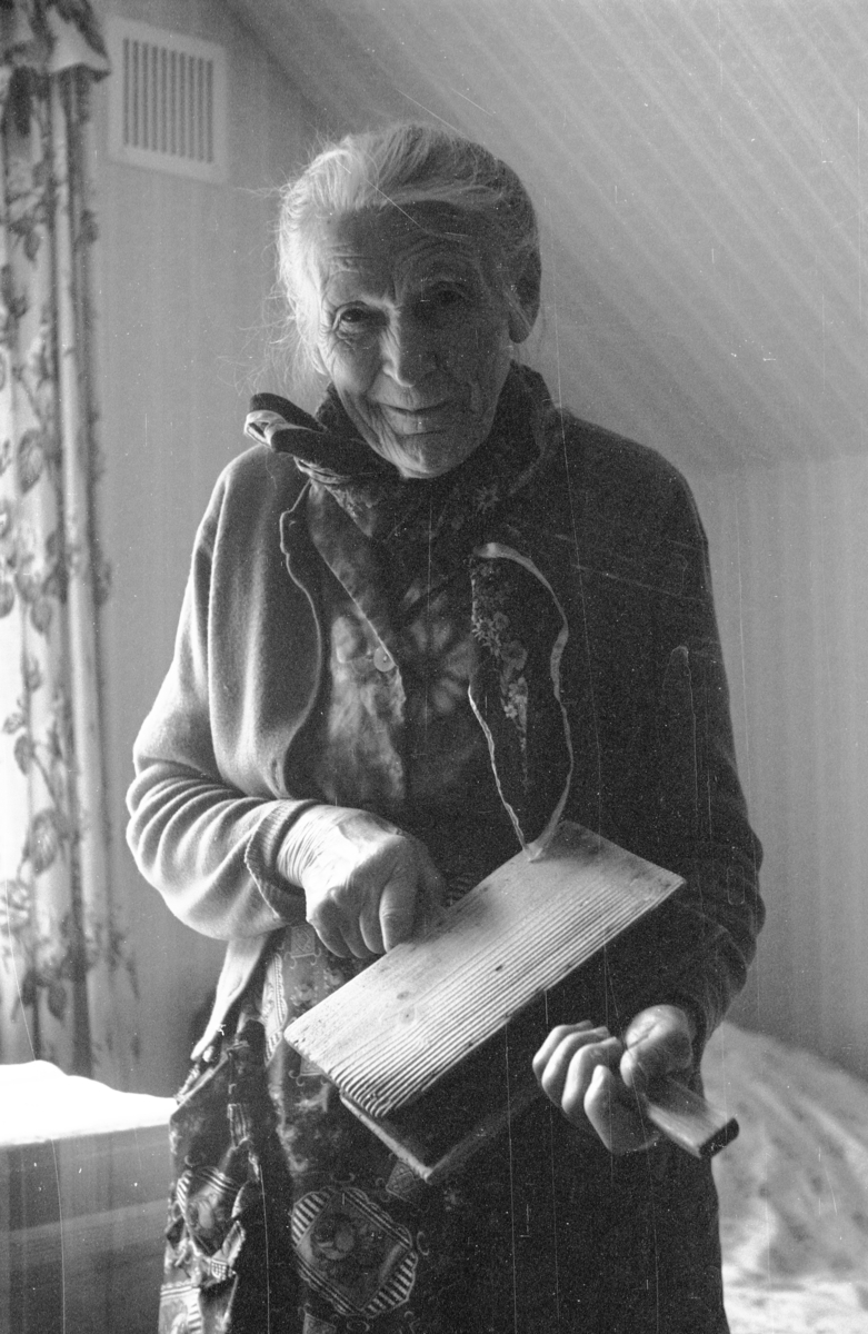  Johanna Bergjord viser karding av ull.