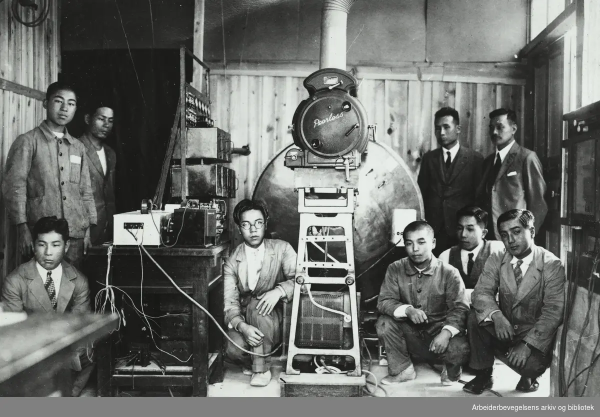 "Televisjon i Japan". Stående som nummer to fra høyre kan være Professor Kenjiro Takayanagi (1899-1990), oppfinneren av verdens første elektroniske TV-mottaker. Arbeidermagasinet. Udatert.