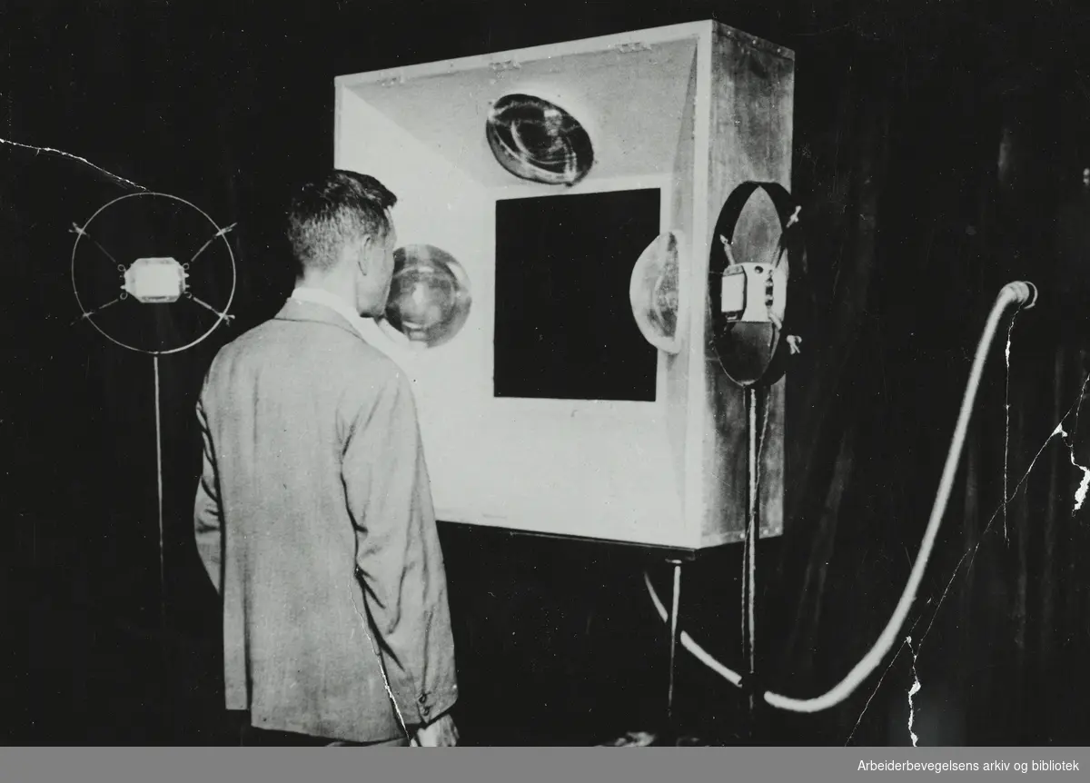 "Televisjon i Japan". Professor Kenjiro Takayanagis (1899-1990) første elektroniske fjernsynskamera. Arbeidermagasinet. Udatert