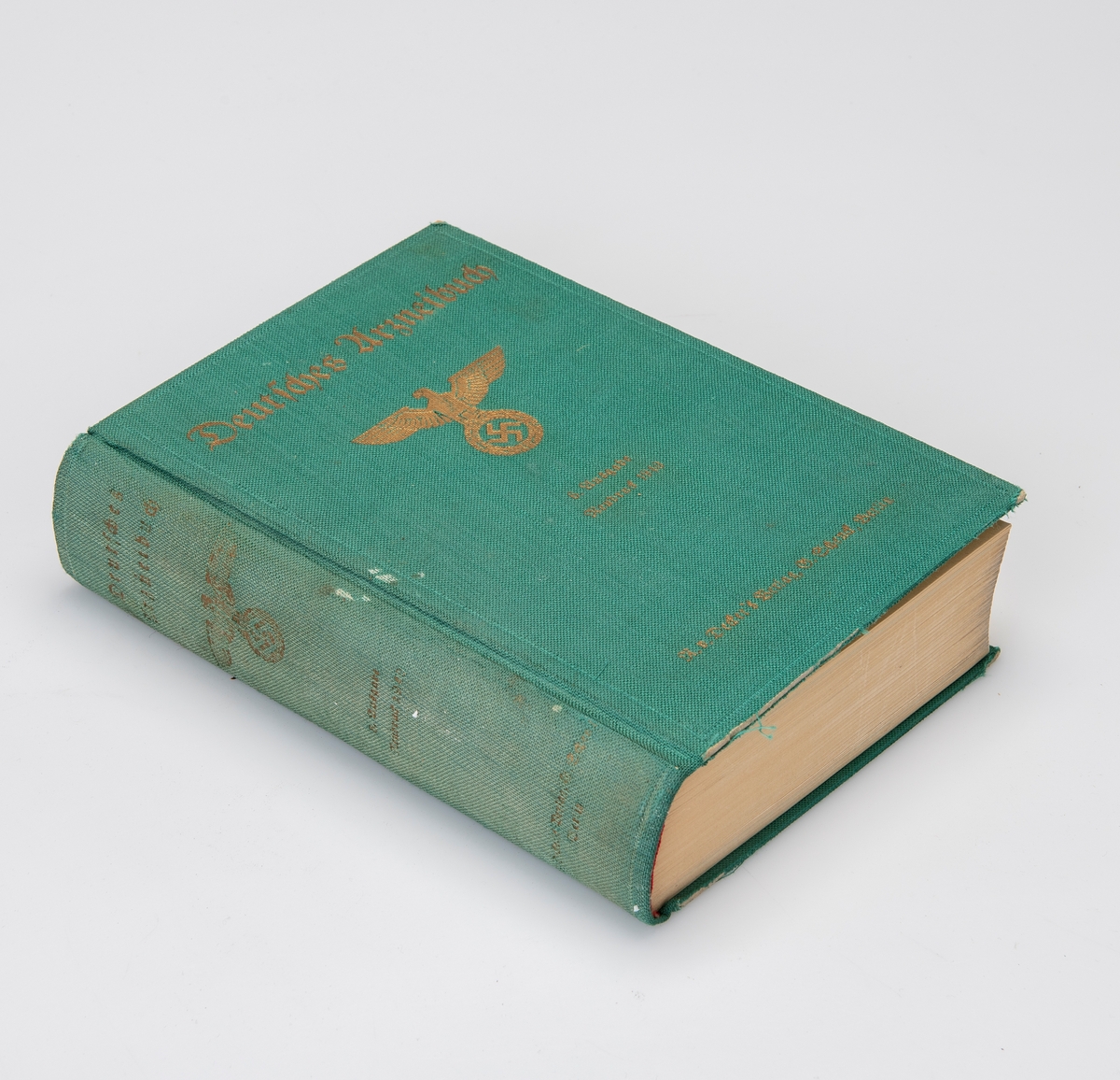 Innbundet tysk farmakopé fra 1940, med tilhørende løst vedlegg fra 1939. Begge er av den 6. utgaven av originalboken fra 1926. Boken er trykket med gotisk skrift typisk for tyske verker i denne perioden. Den tyske Reichsadler med hakekors opptar forsiden. De første to sidene i boken er stemplet av Løveapoteket. Vedlegget her på totalt 14 sider. Boken har en innledning på 55 sider i romertall, og 854 sider med innhold.