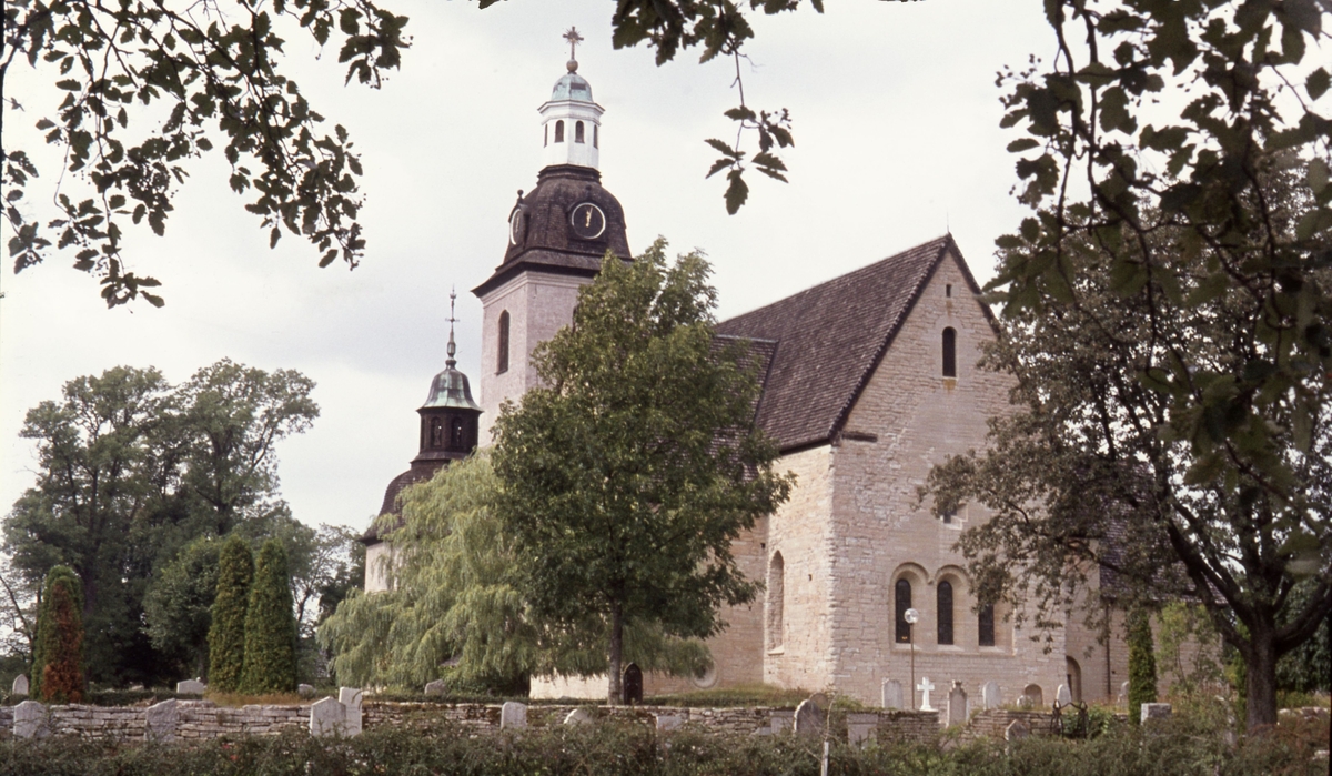 Vreta klosters kyrka uppfördes under 1100-talet. Kyrkan är av kalksten och ligger på en höjd bredvid samhället Berg och Göta Kanal.
Stenkyrkan byggdes på initiativ av kung Inge den äldre. Flera tecken, bla kristna gravmonument från 1000-talet, tyder på att det innan stenkyrkan funnits en träkyrka på samma plats.
Kyrkan har brunnit flera gånger och byggts upp igen. Den har reparerats, renoverats, byggts ut och byggts till.
Kyrkan används fortfarande och är församlingskyrka för Vreta klosters församling.

I anslutning till kyrkan finns ruinerna efter Sveriges äldsta nunnekloster. Klostret grundades i början av 1100-talet som ett benediktinskt nunnekloster, men kom senare att tillhöra cistercienserorden. Klostret upplöstes på 1580-talet och är numera en ruin.