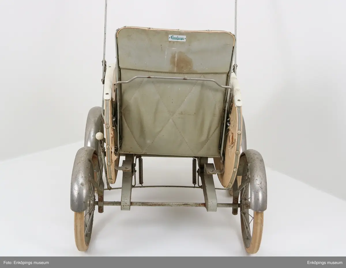 En äldre barnvagn i sittmodell.