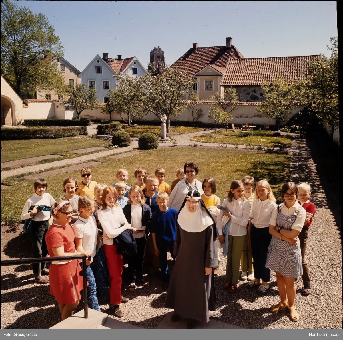 Vadstena, en av Birgitta-systrarna med besök av en barngrupp.