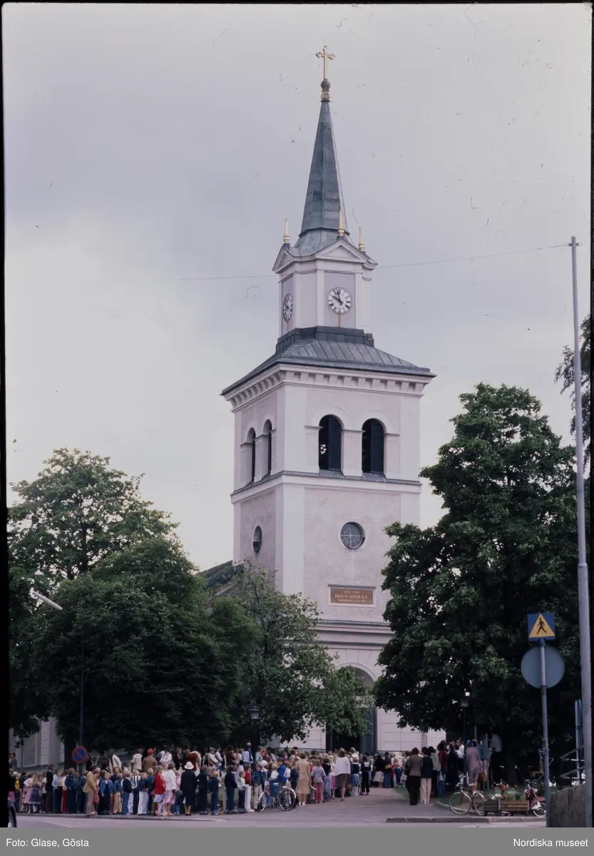 Ljungby, folksamling utanför kyrka. Skolavslutning.