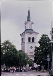 Ljungby, folksamling utanför kyrka. Skolavslutning.