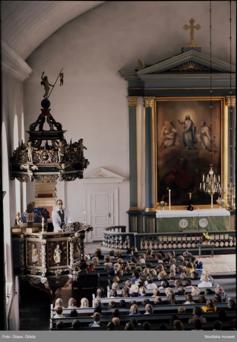 Ljungby, folksamling utanför kyrka. Skolavslutning.