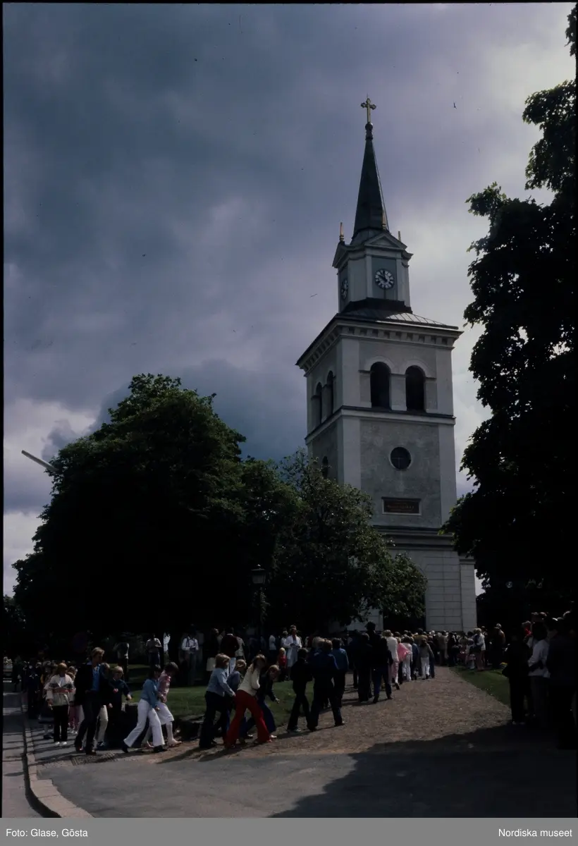 Ljungby, folksamling utanför kyrka. Skolavslutning.