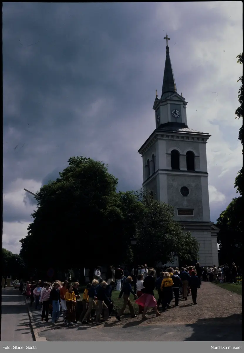 Ljungby, folksamling utanför kyrka. Skolavslutning.