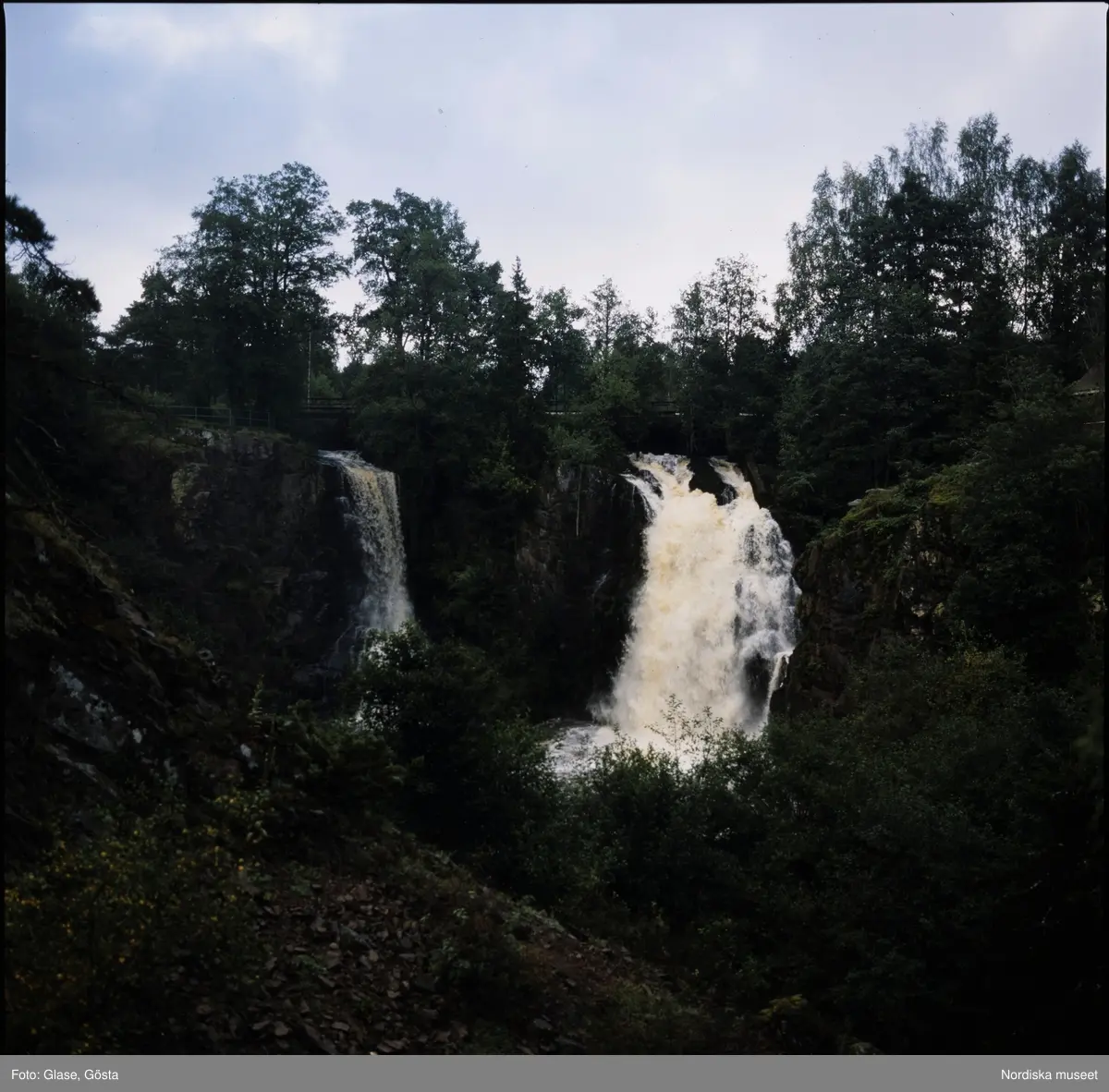 Vattenfall i skog.