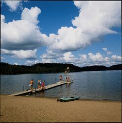 Hopptorn vid en badplats.