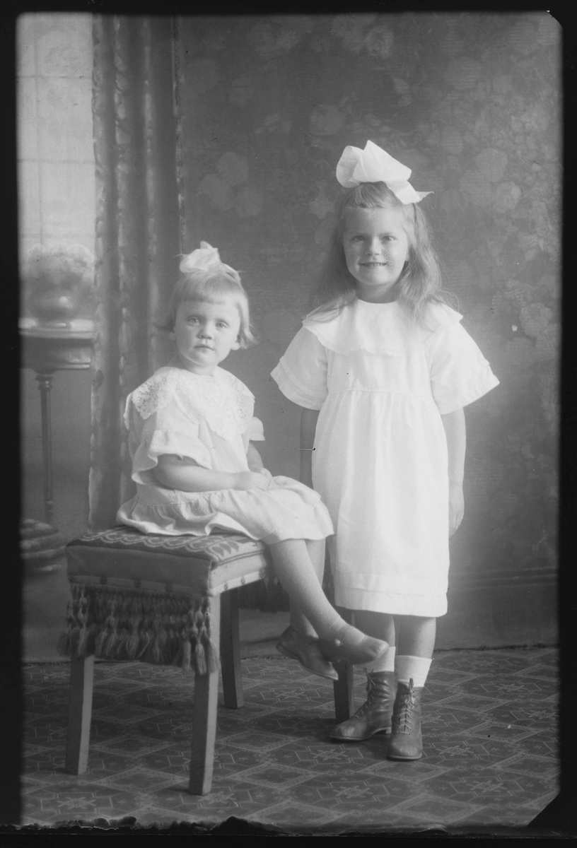 Fotografering beställd av Milda Larsson. Flickorna är hennes brorsbarn. De är ej identifierade.