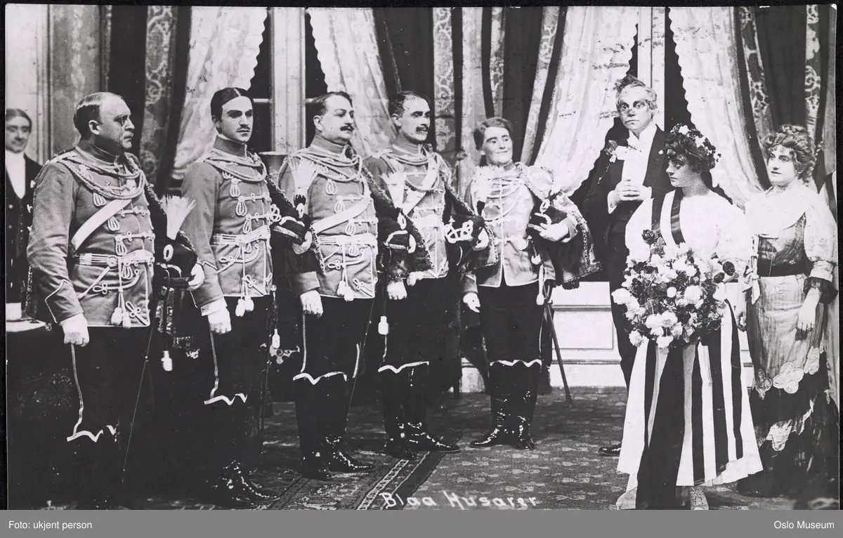 scenebilde, skuespillere, "Blaa Husarer" på Nationaltheatret, stående helfigur, kostymer
