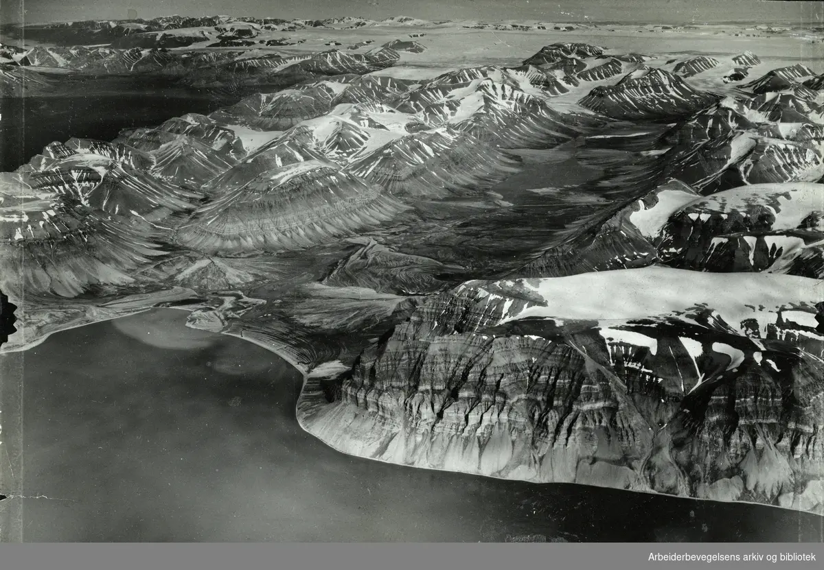 Flyfoto av Svalbard - Wijdefjorden. Arbeidermagasinet/Magasinet for Alle. Udatert