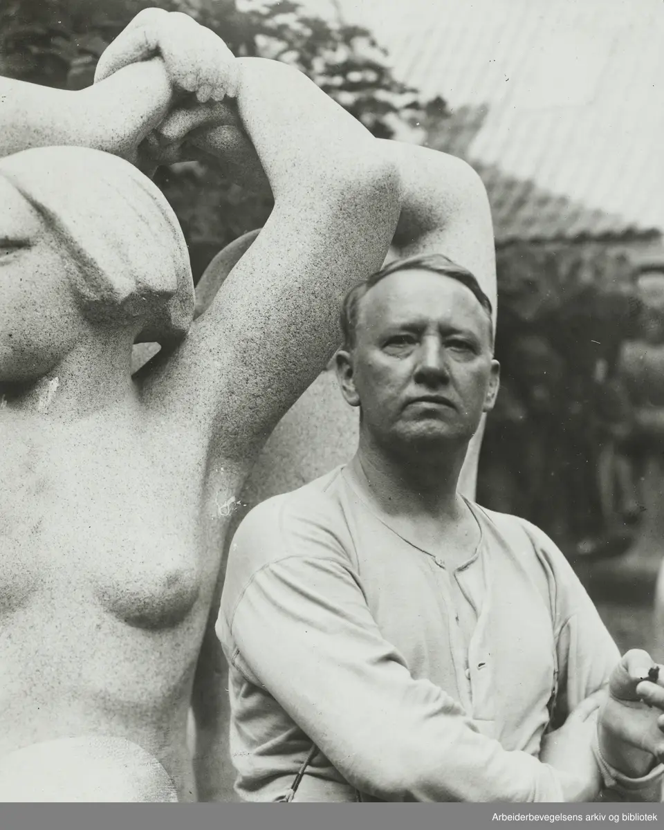Gustav Vigeland (1869-1943) foran grantittgruppen med to dansende kvinner. 1929. Arbeidermagasinet/Magasinet for Alle