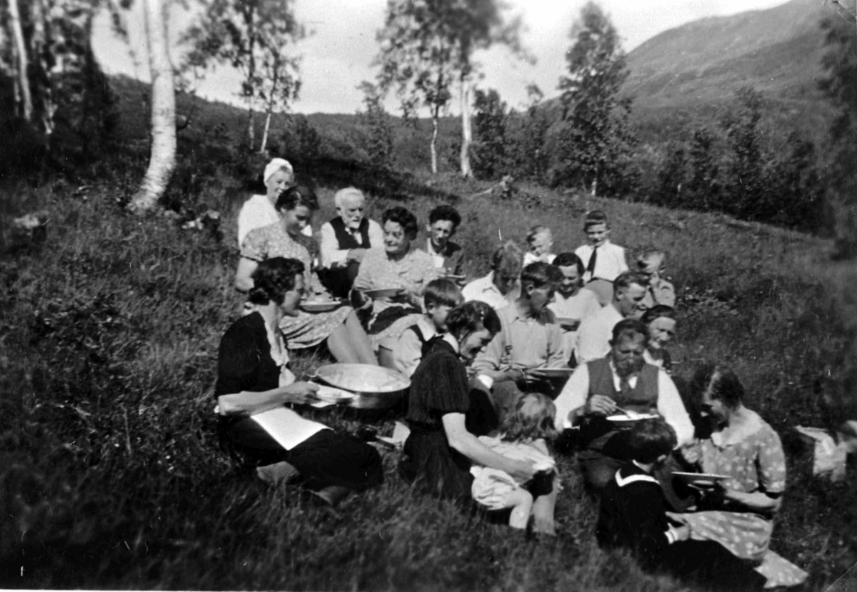 Stor gruppe voksne og barn ute. Trolig St.Hans, Tingvoll
