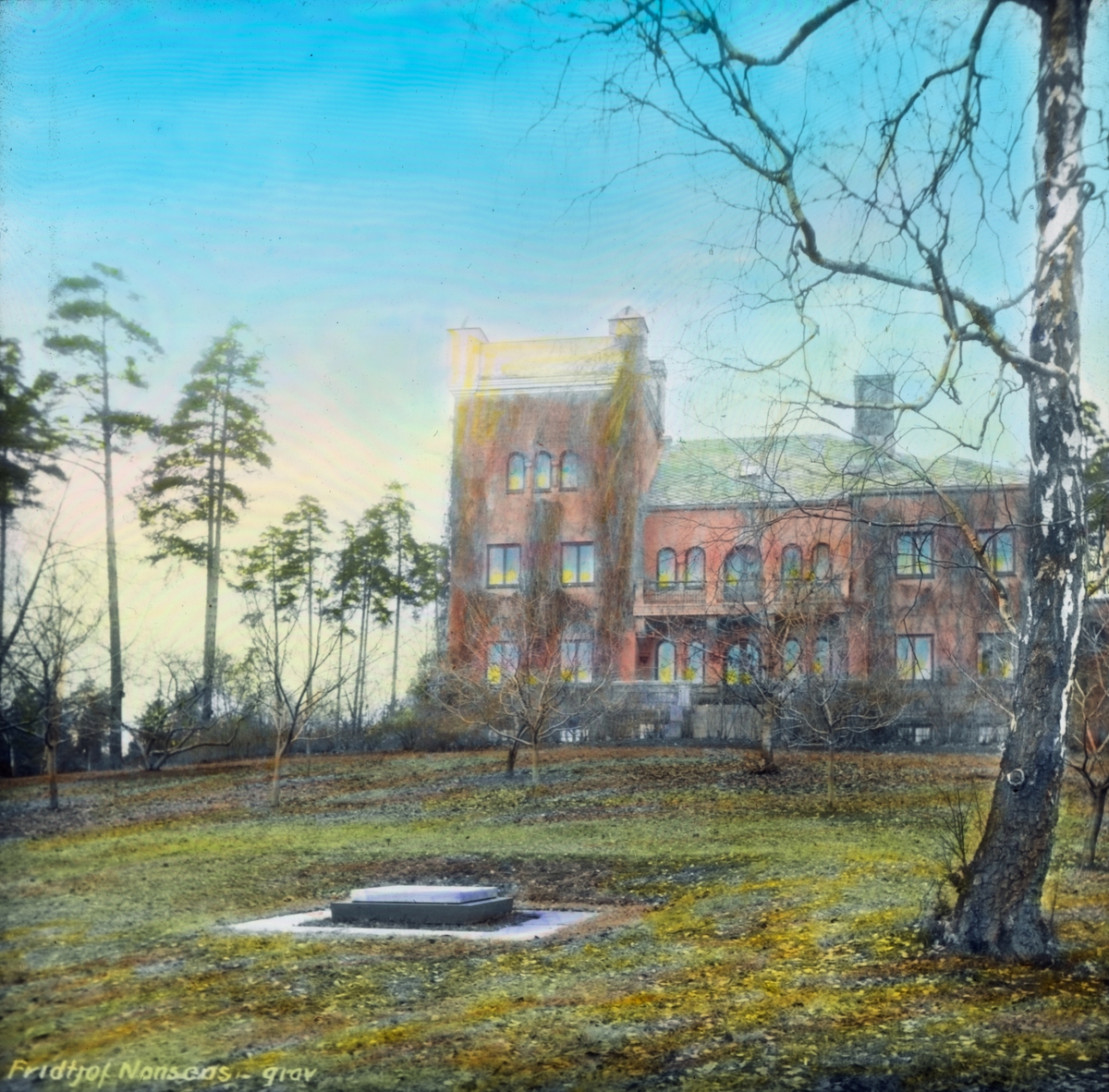 Håndkolorert dias. Fridtjof Nansens grav i parken nedenfor Polhøgda.