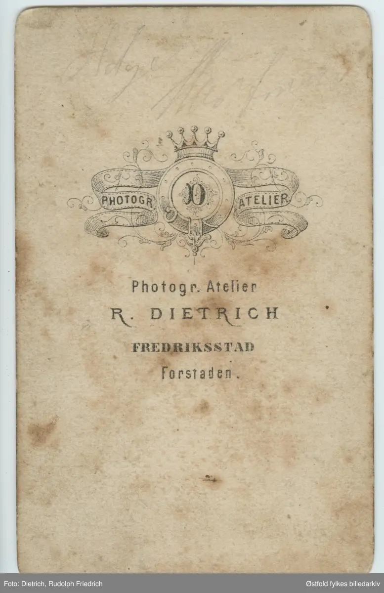 Portrett av ukjent person, mann, brystbilde, vignettert, antakelig fra Hvaler-distriktet. Visittkort.