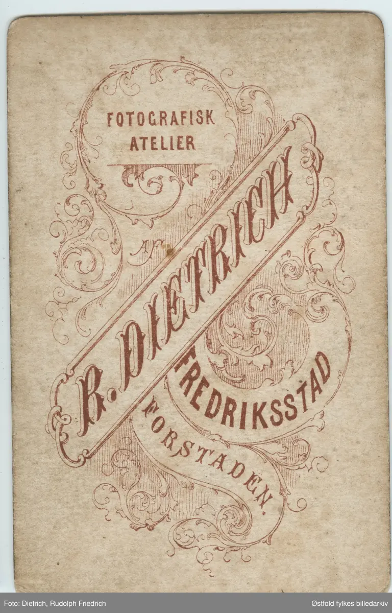 Portrett av ukjent person, mann i halvfigur sittende ved bord, antakelig fra Hvaler-distriktet. Visittkort.