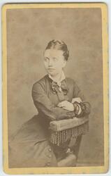 Portrett av ukjent person, kvinne i halvfigur sittende, anta