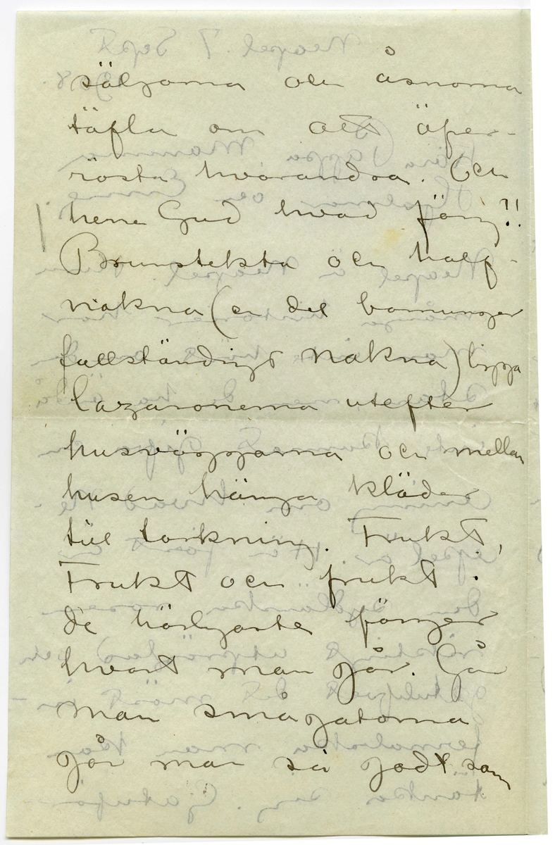 Brev 1908-09-07 från John Bauer till Emma, Joseph, Hjalmar och Ernst Bauer, bestående av åtta sidor skrivna på fram- och baksidan av två vikta pappersark. Huvudsaklig skrift handskriven med svart bläck.  
.
BREVAVSKRIFT:
.
[Sida 1]
Neapel. 7 september 
1908
Kära Pappa, Mamma
Hjalmar och Enne.
Neapel är Neapel. Huru 
många historier har
man inte hört om den
stan, men de ha ändå
inte kunnat gifva en
aning om hvad Ne-
apel är. Här först är
den sydlänska rasen
riktigt utpräglad och 
[överskrivet: l] gatulifvet det mäst in-
fernaliska man kan
tänka sig. Gatuför-
.
[Sida 2]
säljarna och åsnorna
täfla om att öfer-
rösta hvarandra. Och
herre Gud hvad färg!!
Brunstekta och half-
nakna (en del barnungar
fullständigt nakna) ligga
lazaronerna utefter
husväggarna och mellan
husen hänga kläder
till torkning. Frukt,
frukt och frukt.
de härligaste färger
hvart man går. Gå
man smågatorna
går man så godt som
.
[Sida 3]
tvärt genom de fatti-
gas våningar. Om da-
garna bo de nämligen
utanför sina dörrar.
Man kan se dem i de-
ras mest intima
sysselsättningar. Så
denna massa af barn
hälften helt nakna
hälften med en skjorta
som räcker till naveln.
Vesuvius är lugn och
den härliga utsikten
”som man skall se
och dö” från någon 
af de vinöfverhängda
trattorierna på höjden
är sej lik. Det röda
.
[Sida 4]
fyrtornet står kvar,
aldeles som på skräddare
Nyströms taflor.
I Neapels museum
finnes verldens vackraste 
skulpturer. Antik i mar-
mor och brons. Jag har 
varit där nu tre gånger
och alla gångerna kommit
i fullständig extas. Det
har kittlat i magropen
och i fingerspetsarna, jag
vill både skratta och
gråta. Det är konst.
Det flästa är uppgräf-
ningar från Pompei.
Bland dessa finnas
naturligtvis en massa
.
[Sida 5]
intressanta saker, bröd,
ägg, kläder och hus-
geråd m..m. [inritade streck]
Vår resa 
från Livorno var inte
uteslutande angenäm.
Det hade blåst storm
nogra dagar och sjön
gick hög. Vi lämnade
Livorno i [överstruket: Tisdags kväll] [inskrivet: Onsdag 2.9. natt kl 1.]
Vår båt var ett väldigt
skrof men rullade o-
hyggligt redan utanför
hamnen. Esther blef
genast sjösjuk och
natten var ohygglig.
Det är mäktigt när
en sådan väldig bjässe
.
[Sida 6]
som vår båt vräker
ned mellan våghöj-
derna i det intensifvas
ste mörker. Jag höll
mej kry fast det
sög i maggropen. På
morgonen lugnade
stormen men hafvet 
vräkte fortfarande. Hvad
det Medelhafvet är blått.
Blåare än det blåaste
blåelse vatten när man
ser ned i djupet utefter
skeppsidan. Vi vräkte
framåt hela dagen.
Esther blef något bättre
i den friska luften på 
däck. Så vräkte vi 
.
[Sida 7]
framåt åter en hel
natt. Den 4de på mor-
gonen voro vi andtligen
i Napoli.
Vi bo i ett litet danskt
pensionat som förestås
af en fortjusande Itali
enska. Om några
dagar fara vi öfver
till Capri. Här är 
mycke varmt men
då och då komma
friska fläktar från
hafvet. [inritat streck]
Mitt kreditbref
är nu slut. Hur
skall jag göra? Skall
det sändas hem till
banken? Jag väntar
.
[Sida 8]
i dagarna pengar från
Göteborg så jag reder 
mej ännu en tid
bortåt. [inritat streck] Det
billiga Italien tog slut
för länge sedan, nu
mera kan det godt
mäta sig med sverige.
6 lire pr. dag för helpension
är det billigaste en människa
kan lefva här d.v.s.
någorlunda hyggligt.
Pensionsystemet är absolut
det billigaste. Egentligen
borde man vara millionär.
Det är inte så dumt när
man är ute och reser.
Hoppas ni alla 
må bra. Esther hälsar
så mycke. John.
[inskrivet på tvären i vänster marginal: adr. tills vidare. Pension Dinesen
Piazza Arnedo (Palazzo Aequavia) Napoli]
