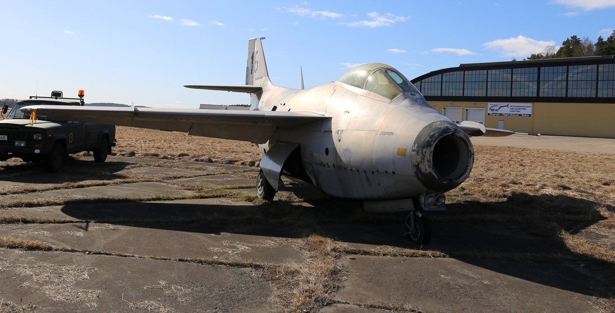 Spaningsflygplan, S 29C,
Saab 29 Tunnan

Märkning: Runt nosen en svart ring; på bakkroppen kronmärke och flottiljnummer 3; på fenan 16 i svart.