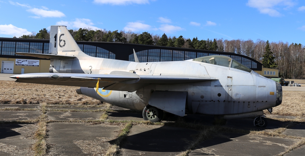 Spaningsflygplan, S 29C,
Saab 29 Tunnan

Märkning: Runt nosen en svart ring; på bakkroppen kronmärke och flottiljnummer 3; på fenan 16 i svart.