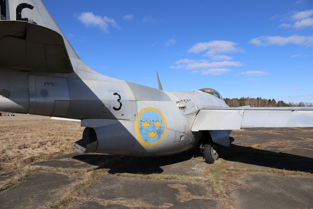 Spaningsflygplan, S 29C,
Saab 29 Tunnan

Märkning: Runt nosen en svart ring; på bakkroppen kronmärke och flottiljnummer 3; på fenan 16 i svart.