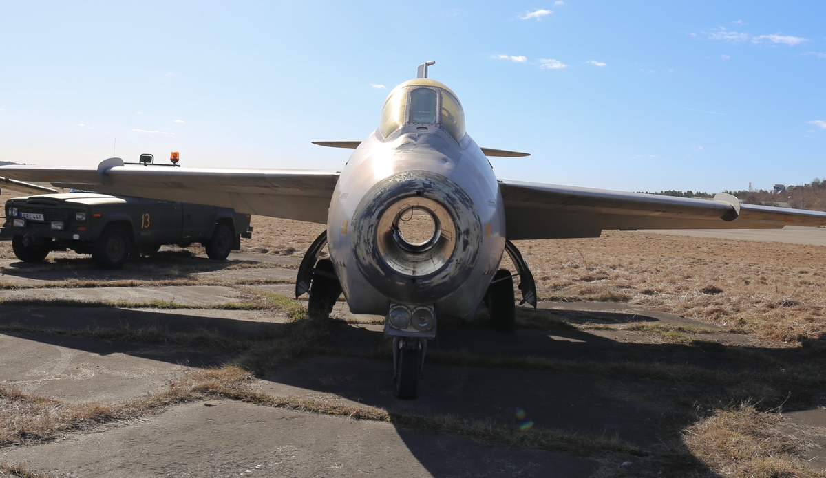 Spaningsflygplan, S 29C,
Saab 29 Tunnan

Märkning: Runt nosen en svart ring; på bakkroppen kronmärke och flottiljnummer 3; på fenan 16 i svart.