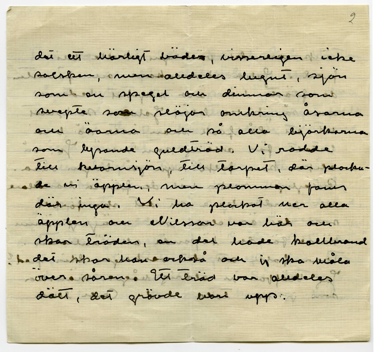 Brev 1918-10-13 från Ester Bauer till John bauer, bestående av åtta sidor skrivna på fram och baksidan av två vikta pappersark. Huvudsaklig skrift handskriven med svart bläck. 
.
BREVAVSKRIFT:
.
[Sida 1]
Björkudden 13. 10. 1918
.
John.
.
Tack för brevet. Det är ju väl att det börjar
se färdigt ut, vad säger Stubbe om
allt detta?! Det vore också väl om
du snart kom hit för du behövs här.
I dag kom båda Svärdarna med bordet
och det var icke vackert, gränslöst klum-
pigt, skivan är nog minst 3 cm tjock
och den uppstående kanten är nog 2 cm
bred och 2 cm hög, så har han gjort
.
[Sida 2]
en massa fel, benen har han gjort
fyrkantiga, icke svarvade, och dörrarna
har han djort med gångjärn på framsida
och med en nerfäld dörrspegel och ett
litet vridlås som man har i köks-
skåp. Ungefär så här ser
dörren ut, han får natur-
ligtvis göra om den. han 
säger sej inte kunna
göra dörr med gängjärn
på gavlarna, det kan inte
ändras nu, men en ny dörr utan
nerföljning och utan gångjärn tror
han sig kunna göra, gångjärnen ska
bli endast en pinne, jag har hittat 
.
[Sida 3]
på dej och Svärd tror att det går.
Benen får han göra nya och
svarva. Proportionerna såg 
så galna ut.  Jag hade ingen
ritning när han var här. Men
nu hittades jag en i kväll, jag
ska ro dit med den och en
tumstock och kontrolera. Han kan 
ju i alla fall inte göra om dem nu
Gubben Svärd sa, ”Det bordet kan du
sälja åt någon annan”. Men då sa jag
att det tillät jag inte, då det var efter
våra ritningar, vi hade besällt ett bord
och vi ville ha det efter ritningarna.
Inte var möbeln som vi tänkt oss dem
.
[Sida 4]
Vill du ta rätt på min vinterkappa
sammetskappan med skinnkragen, och skicka
den som postpaket. Den ligger väl
antagligen i korgkofferten som din rock
ligger i eller också i den stora korg-
kofferten, ja där tror jag att den ligger
när det blir så sent kan jag inte resa
i vit kappa. Det borde väl egentligen
vara en tisdag åtta dagar (23 Okt.) vi borde
resa för sedan nästa tisdag blir den
30 Okt. och då kommo vi ju inte
till St. i Okt. Så tråkigt med telefon,
kan du inte få ändrat det? Linnea
längtar tydligen till Stockhlm. Men Putte
och jag har det bra här, i dag var
.
[Sida 5]
det ett kärligt väder, visserligen icke
 solsken, men alldeles lugnt, sjön
som en spegel och dimman som
svepte som slöjor omkring åsarna
och öarna och så alla björkarna
som lysande guldträd. Vi rodde
till kvarnsjön, till torpet, där plocka-
de vi äpplen, men plommon fanns
där inga. Vi ha plockar ner alla
äpplen och Nilsson var här och
skar träden, en del hade kallbrand
det skar han också och jag ska måla
över såren. Ett träd var alldeles
dött, det grävde han upp. 
.
[Sida 6]
Tänk om det värkligen skulle bli
fred. Johan skomakare och förresten
de flästa här äro mycket ledsna
om så skulle bli, Johan sa’ rent 
ut att ”då fick man inte så bra
betalt för allting som nu”. Ja, så 
olika kan falks syn på tingen vara.
Antagligen önska väl de flästa handlare
och landbrukare att det ska förbli
som det är eller om möjligt ännu
värre för den köpande allmänheten.
Tror folk att det verkligen blir fred?
Jag träffar ju aldrig någon mänska
som jag kan tala med. Och hur
.
[Sida 7]
tror dom att det ska bli? G. Weman 
är ju rädd för statsvälvning eller
något dylikt. Det är penningpungen han
är rädd om. Vad tror upplyst folk
om det? Du kanske aldrig talar med
någon om det.
Putte längtar till ”Stopplom” till sina
leksaker, häromdan kom han ihåg
käpphästen och så säger han ibland,
”kommer aldrig far hem” och
”längtar mor efter far”? ”Gör Putte det.”
säger jag, ”Jo, Putte längtar efter far, far
ska leka med Putte.” Så det är 
väl bäst att du snart kommer hit 
.
[Sida 8]
annars blir det så kort tid vi få
träffas, men kanske du reser med
oss hem?
Linnéa gråter och ber så bevekande
att jag ska förlåta henne, jag får
väl försöka med henne en tid till.
Skicka kappan är du snäll.
Har du haft Spanskan får du vara
fullt smittofri innan du kommer
hit, 10 dygn som man varit feberfri
anses gå åt innan man är smittofri.
Vet du hur det gick med Fru Holmberg
dog hon? Fråga Anna. Hälsa Granlunds
jag ska snart skriva till Anna.
.
    Hälsningar Ester