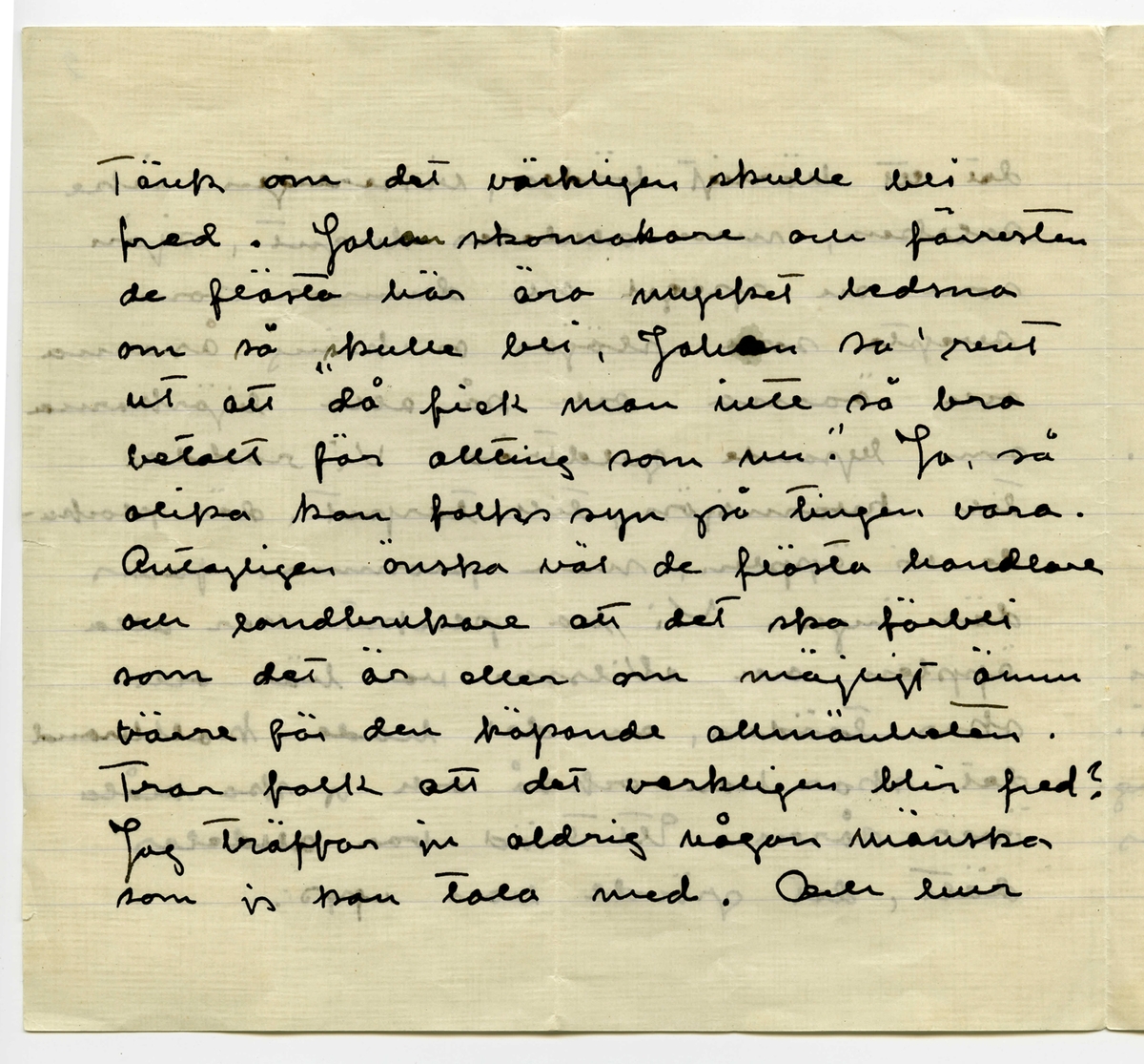 Brev 1918-10-13 från Ester Bauer till John bauer, bestående av åtta sidor skrivna på fram och baksidan av två vikta pappersark. Huvudsaklig skrift handskriven med svart bläck. 
.
BREVAVSKRIFT:
.
[Sida 1]
Björkudden 13. 10. 1918
.
John.
.
Tack för brevet. Det är ju väl att det börjar
se färdigt ut, vad säger Stubbe om
allt detta?! Det vore också väl om
du snart kom hit för du behövs här.
I dag kom båda Svärdarna med bordet
och det var icke vackert, gränslöst klum-
pigt, skivan är nog minst 3 cm tjock
och den uppstående kanten är nog 2 cm
bred och 2 cm hög, så har han gjort
.
[Sida 2]
en massa fel, benen har han gjort
fyrkantiga, icke svarvade, och dörrarna
har han djort med gångjärn på framsida
och med en nerfäld dörrspegel och ett
litet vridlås som man har i köks-
skåp. Ungefär så här ser
dörren ut, han får natur-
ligtvis göra om den. han 
säger sej inte kunna
göra dörr med gängjärn
på gavlarna, det kan inte
ändras nu, men en ny dörr utan
nerföljning och utan gångjärn tror
han sig kunna göra, gångjärnen ska
bli endast en pinne, jag har hittat 
.
[Sida 3]
på dej och Svärd tror att det går.
Benen får han göra nya och
svarva. Proportionerna såg 
så galna ut.  Jag hade ingen
ritning när han var här. Men
nu hittades jag en i kväll, jag
ska ro dit med den och en
tumstock och kontrolera. Han kan 
ju i alla fall inte göra om dem nu
Gubben Svärd sa, ”Det bordet kan du
sälja åt någon annan”. Men då sa jag
att det tillät jag inte, då det var efter
våra ritningar, vi hade besällt ett bord
och vi ville ha det efter ritningarna.
Inte var möbeln som vi tänkt oss dem
.
[Sida 4]
Vill du ta rätt på min vinterkappa
sammetskappan med skinnkragen, och skicka
den som postpaket. Den ligger väl
antagligen i korgkofferten som din rock
ligger i eller också i den stora korg-
kofferten, ja där tror jag att den ligger
när det blir så sent kan jag inte resa
i vit kappa. Det borde väl egentligen
vara en tisdag åtta dagar (23 Okt.) vi borde
resa för sedan nästa tisdag blir den
30 Okt. och då kommo vi ju inte
till St. i Okt. Så tråkigt med telefon,
kan du inte få ändrat det? Linnea
längtar tydligen till Stockhlm. Men Putte
och jag har det bra här, i dag var
.
[Sida 5]
det ett kärligt väder, visserligen icke
 solsken, men alldeles lugnt, sjön
som en spegel och dimman som
svepte som slöjor omkring åsarna
och öarna och så alla björkarna
som lysande guldträd. Vi rodde
till kvarnsjön, till torpet, där plocka-
de vi äpplen, men plommon fanns
där inga. Vi ha plockar ner alla
äpplen och Nilsson var här och
skar träden, en del hade kallbrand
det skar han också och jag ska måla
över såren. Ett träd var alldeles
dött, det grävde han upp. 
.
[Sida 6]
Tänk om det värkligen skulle bli
fred. Johan skomakare och förresten
de flästa här äro mycket ledsna
om så skulle bli, Johan sa’ rent 
ut att ”då fick man inte så bra
betalt för allting som nu”. Ja, så 
olika kan falks syn på tingen vara.
Antagligen önska väl de flästa handlare
och landbrukare att det ska förbli
som det är eller om möjligt ännu
värre för den köpande allmänheten.
Tror folk att det verkligen blir fred?
Jag träffar ju aldrig någon mänska
som jag kan tala med. Och hur
.
[Sida 7]
tror dom att det ska bli? G. Weman 
är ju rädd för statsvälvning eller
något dylikt. Det är penningpungen han
är rädd om. Vad tror upplyst folk
om det? Du kanske aldrig talar med
någon om det.
Putte längtar till ”Stopplom” till sina
leksaker, häromdan kom han ihåg
käpphästen och så säger han ibland,
”kommer aldrig far hem” och
”längtar mor efter far”? ”Gör Putte det.”
säger jag, ”Jo, Putte längtar efter far, far
ska leka med Putte.” Så det är 
väl bäst att du snart kommer hit 
.
[Sida 8]
annars blir det så kort tid vi få
träffas, men kanske du reser med
oss hem?
Linnéa gråter och ber så bevekande
att jag ska förlåta henne, jag får
väl försöka med henne en tid till.
Skicka kappan är du snäll.
Har du haft Spanskan får du vara
fullt smittofri innan du kommer
hit, 10 dygn som man varit feberfri
anses gå åt innan man är smittofri.
Vet du hur det gick med Fru Holmberg
dog hon? Fråga Anna. Hälsa Granlunds
jag ska snart skriva till Anna.
.
    Hälsningar Ester