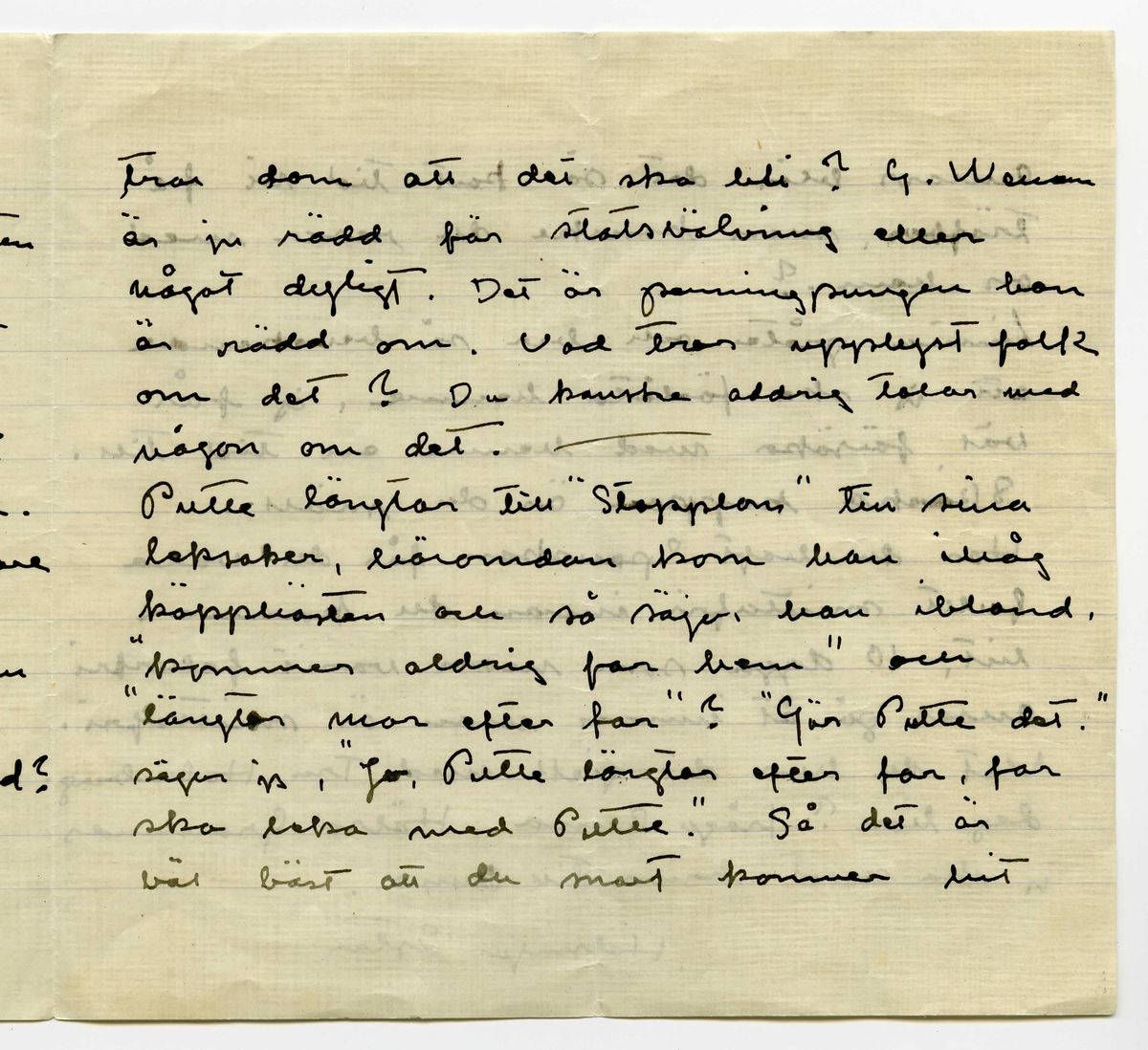 Brev 1918-10-13 från Ester Bauer till John bauer, bestående av åtta sidor skrivna på fram och baksidan av två vikta pappersark. Huvudsaklig skrift handskriven med svart bläck. 
.
BREVAVSKRIFT:
.
[Sida 1]
Björkudden 13. 10. 1918
.
John.
.
Tack för brevet. Det är ju väl att det börjar
se färdigt ut, vad säger Stubbe om
allt detta?! Det vore också väl om
du snart kom hit för du behövs här.
I dag kom båda Svärdarna med bordet
och det var icke vackert, gränslöst klum-
pigt, skivan är nog minst 3 cm tjock
och den uppstående kanten är nog 2 cm
bred och 2 cm hög, så har han gjort
.
[Sida 2]
en massa fel, benen har han gjort
fyrkantiga, icke svarvade, och dörrarna
har han djort med gångjärn på framsida
och med en nerfäld dörrspegel och ett
litet vridlås som man har i köks-
skåp. Ungefär så här ser
dörren ut, han får natur-
ligtvis göra om den. han 
säger sej inte kunna
göra dörr med gängjärn
på gavlarna, det kan inte
ändras nu, men en ny dörr utan
nerföljning och utan gångjärn tror
han sig kunna göra, gångjärnen ska
bli endast en pinne, jag har hittat 
.
[Sida 3]
på dej och Svärd tror att det går.
Benen får han göra nya och
svarva. Proportionerna såg 
så galna ut.  Jag hade ingen
ritning när han var här. Men
nu hittades jag en i kväll, jag
ska ro dit med den och en
tumstock och kontrolera. Han kan 
ju i alla fall inte göra om dem nu
Gubben Svärd sa, ”Det bordet kan du
sälja åt någon annan”. Men då sa jag
att det tillät jag inte, då det var efter
våra ritningar, vi hade besällt ett bord
och vi ville ha det efter ritningarna.
Inte var möbeln som vi tänkt oss dem
.
[Sida 4]
Vill du ta rätt på min vinterkappa
sammetskappan med skinnkragen, och skicka
den som postpaket. Den ligger väl
antagligen i korgkofferten som din rock
ligger i eller också i den stora korg-
kofferten, ja där tror jag att den ligger
när det blir så sent kan jag inte resa
i vit kappa. Det borde väl egentligen
vara en tisdag åtta dagar (23 Okt.) vi borde
resa för sedan nästa tisdag blir den
30 Okt. och då kommo vi ju inte
till St. i Okt. Så tråkigt med telefon,
kan du inte få ändrat det? Linnea
längtar tydligen till Stockhlm. Men Putte
och jag har det bra här, i dag var
.
[Sida 5]
det ett kärligt väder, visserligen icke
 solsken, men alldeles lugnt, sjön
som en spegel och dimman som
svepte som slöjor omkring åsarna
och öarna och så alla björkarna
som lysande guldträd. Vi rodde
till kvarnsjön, till torpet, där plocka-
de vi äpplen, men plommon fanns
där inga. Vi ha plockar ner alla
äpplen och Nilsson var här och
skar träden, en del hade kallbrand
det skar han också och jag ska måla
över såren. Ett träd var alldeles
dött, det grävde han upp. 
.
[Sida 6]
Tänk om det värkligen skulle bli
fred. Johan skomakare och förresten
de flästa här äro mycket ledsna
om så skulle bli, Johan sa’ rent 
ut att ”då fick man inte så bra
betalt för allting som nu”. Ja, så 
olika kan falks syn på tingen vara.
Antagligen önska väl de flästa handlare
och landbrukare att det ska förbli
som det är eller om möjligt ännu
värre för den köpande allmänheten.
Tror folk att det verkligen blir fred?
Jag träffar ju aldrig någon mänska
som jag kan tala med. Och hur
.
[Sida 7]
tror dom att det ska bli? G. Weman 
är ju rädd för statsvälvning eller
något dylikt. Det är penningpungen han
är rädd om. Vad tror upplyst folk
om det? Du kanske aldrig talar med
någon om det.
Putte längtar till ”Stopplom” till sina
leksaker, häromdan kom han ihåg
käpphästen och så säger han ibland,
”kommer aldrig far hem” och
”längtar mor efter far”? ”Gör Putte det.”
säger jag, ”Jo, Putte längtar efter far, far
ska leka med Putte.” Så det är 
väl bäst att du snart kommer hit 
.
[Sida 8]
annars blir det så kort tid vi få
träffas, men kanske du reser med
oss hem?
Linnéa gråter och ber så bevekande
att jag ska förlåta henne, jag får
väl försöka med henne en tid till.
Skicka kappan är du snäll.
Har du haft Spanskan får du vara
fullt smittofri innan du kommer
hit, 10 dygn som man varit feberfri
anses gå åt innan man är smittofri.
Vet du hur det gick med Fru Holmberg
dog hon? Fråga Anna. Hälsa Granlunds
jag ska snart skriva till Anna.
.
    Hälsningar Ester