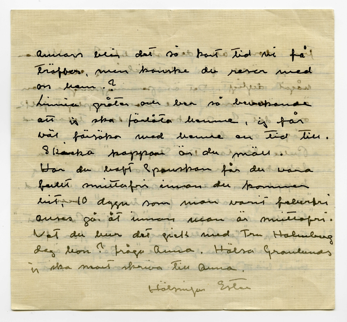 Brev 1918-10-13 från Ester Bauer till John bauer, bestående av åtta sidor skrivna på fram och baksidan av två vikta pappersark. Huvudsaklig skrift handskriven med svart bläck. 
.
BREVAVSKRIFT:
.
[Sida 1]
Björkudden 13. 10. 1918
.
John.
.
Tack för brevet. Det är ju väl att det börjar
se färdigt ut, vad säger Stubbe om
allt detta?! Det vore också väl om
du snart kom hit för du behövs här.
I dag kom båda Svärdarna med bordet
och det var icke vackert, gränslöst klum-
pigt, skivan är nog minst 3 cm tjock
och den uppstående kanten är nog 2 cm
bred och 2 cm hög, så har han gjort
.
[Sida 2]
en massa fel, benen har han gjort
fyrkantiga, icke svarvade, och dörrarna
har han djort med gångjärn på framsida
och med en nerfäld dörrspegel och ett
litet vridlås som man har i köks-
skåp. Ungefär så här ser
dörren ut, han får natur-
ligtvis göra om den. han 
säger sej inte kunna
göra dörr med gängjärn
på gavlarna, det kan inte
ändras nu, men en ny dörr utan
nerföljning och utan gångjärn tror
han sig kunna göra, gångjärnen ska
bli endast en pinne, jag har hittat 
.
[Sida 3]
på dej och Svärd tror att det går.
Benen får han göra nya och
svarva. Proportionerna såg 
så galna ut.  Jag hade ingen
ritning när han var här. Men
nu hittades jag en i kväll, jag
ska ro dit med den och en
tumstock och kontrolera. Han kan 
ju i alla fall inte göra om dem nu
Gubben Svärd sa, ”Det bordet kan du
sälja åt någon annan”. Men då sa jag
att det tillät jag inte, då det var efter
våra ritningar, vi hade besällt ett bord
och vi ville ha det efter ritningarna.
Inte var möbeln som vi tänkt oss dem
.
[Sida 4]
Vill du ta rätt på min vinterkappa
sammetskappan med skinnkragen, och skicka
den som postpaket. Den ligger väl
antagligen i korgkofferten som din rock
ligger i eller också i den stora korg-
kofferten, ja där tror jag att den ligger
när det blir så sent kan jag inte resa
i vit kappa. Det borde väl egentligen
vara en tisdag åtta dagar (23 Okt.) vi borde
resa för sedan nästa tisdag blir den
30 Okt. och då kommo vi ju inte
till St. i Okt. Så tråkigt med telefon,
kan du inte få ändrat det? Linnea
längtar tydligen till Stockhlm. Men Putte
och jag har det bra här, i dag var
.
[Sida 5]
det ett kärligt väder, visserligen icke
 solsken, men alldeles lugnt, sjön
som en spegel och dimman som
svepte som slöjor omkring åsarna
och öarna och så alla björkarna
som lysande guldträd. Vi rodde
till kvarnsjön, till torpet, där plocka-
de vi äpplen, men plommon fanns
där inga. Vi ha plockar ner alla
äpplen och Nilsson var här och
skar träden, en del hade kallbrand
det skar han också och jag ska måla
över såren. Ett träd var alldeles
dött, det grävde han upp. 
.
[Sida 6]
Tänk om det värkligen skulle bli
fred. Johan skomakare och förresten
de flästa här äro mycket ledsna
om så skulle bli, Johan sa’ rent 
ut att ”då fick man inte så bra
betalt för allting som nu”. Ja, så 
olika kan falks syn på tingen vara.
Antagligen önska väl de flästa handlare
och landbrukare att det ska förbli
som det är eller om möjligt ännu
värre för den köpande allmänheten.
Tror folk att det verkligen blir fred?
Jag träffar ju aldrig någon mänska
som jag kan tala med. Och hur
.
[Sida 7]
tror dom att det ska bli? G. Weman 
är ju rädd för statsvälvning eller
något dylikt. Det är penningpungen han
är rädd om. Vad tror upplyst folk
om det? Du kanske aldrig talar med
någon om det.
Putte längtar till ”Stopplom” till sina
leksaker, häromdan kom han ihåg
käpphästen och så säger han ibland,
”kommer aldrig far hem” och
”längtar mor efter far”? ”Gör Putte det.”
säger jag, ”Jo, Putte längtar efter far, far
ska leka med Putte.” Så det är 
väl bäst att du snart kommer hit 
.
[Sida 8]
annars blir det så kort tid vi få
träffas, men kanske du reser med
oss hem?
Linnéa gråter och ber så bevekande
att jag ska förlåta henne, jag får
väl försöka med henne en tid till.
Skicka kappan är du snäll.
Har du haft Spanskan får du vara
fullt smittofri innan du kommer
hit, 10 dygn som man varit feberfri
anses gå åt innan man är smittofri.
Vet du hur det gick med Fru Holmberg
dog hon? Fråga Anna. Hälsa Granlunds
jag ska snart skriva till Anna.
.
    Hälsningar Ester