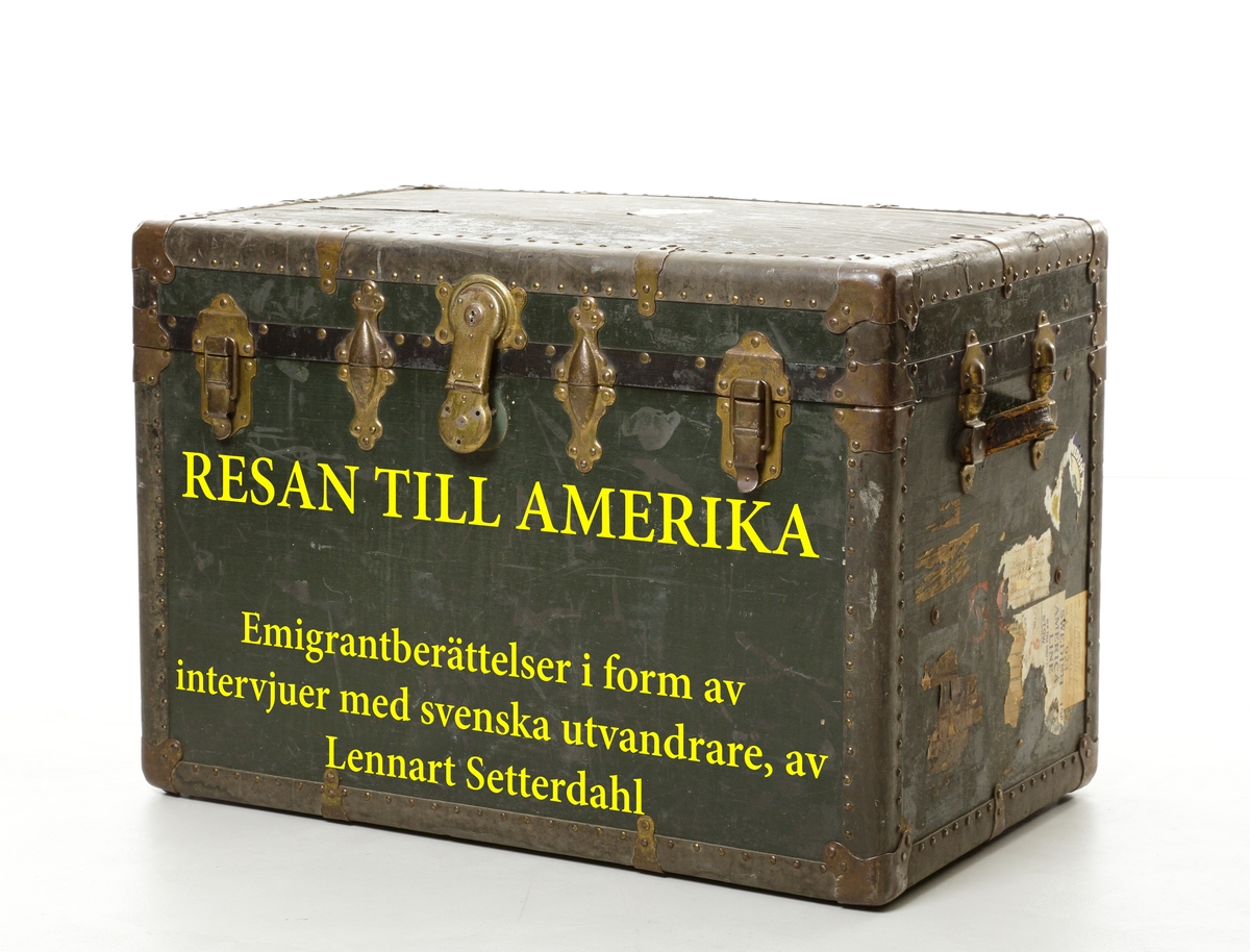 Cecilia Peterson, född Carlsson 1891 i Skrea församling, och utvandrad till USA 1910, ca. 19 år gammal. Intervjun är på svenska men ibland går det över till engelska. Ljudkvalitén är relativt bra. Transkription finns att spara ner här nedan.