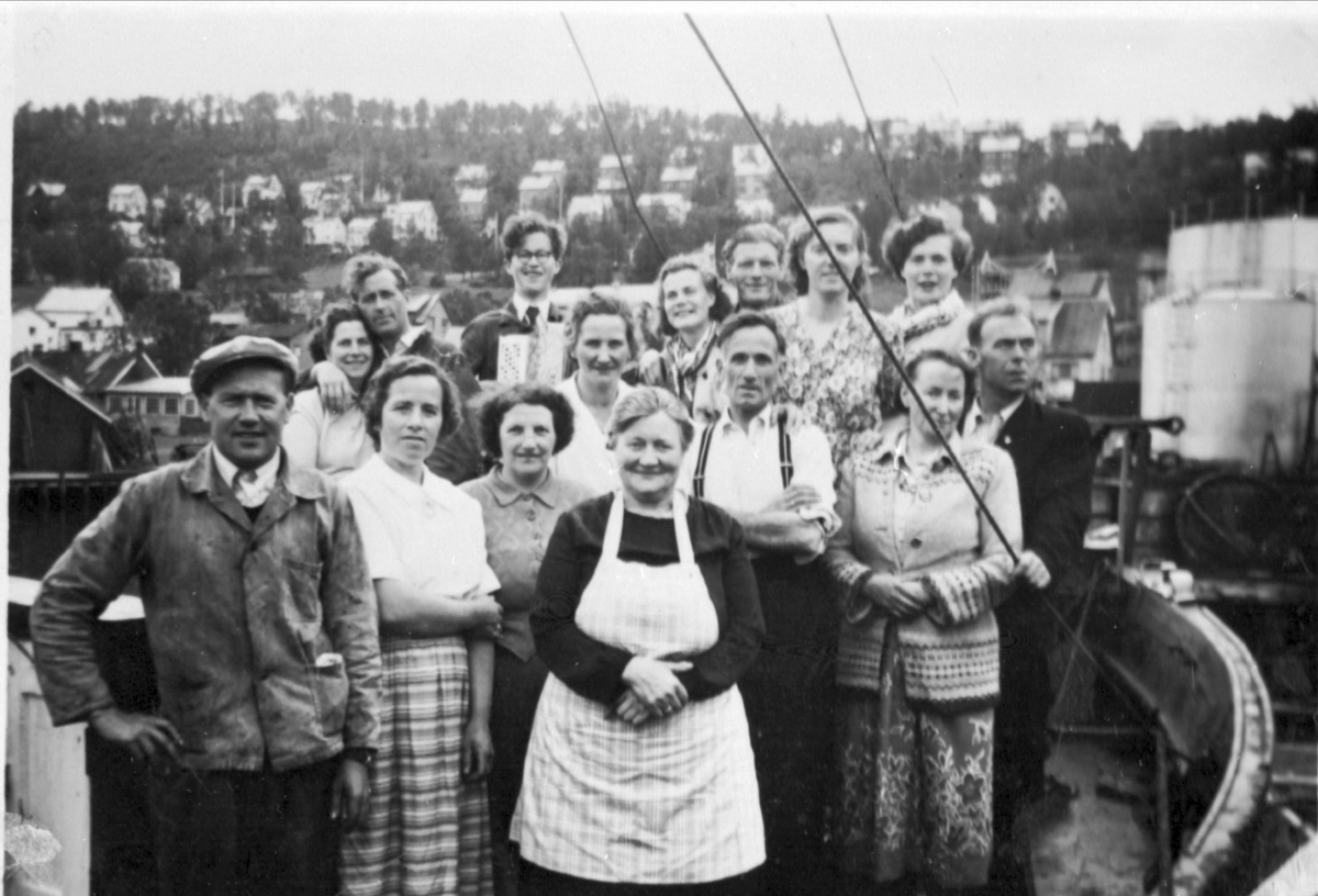 Gruppebilde tatt ombord på M/K "Folkvang" under riksmessen i Tromsø 1952.