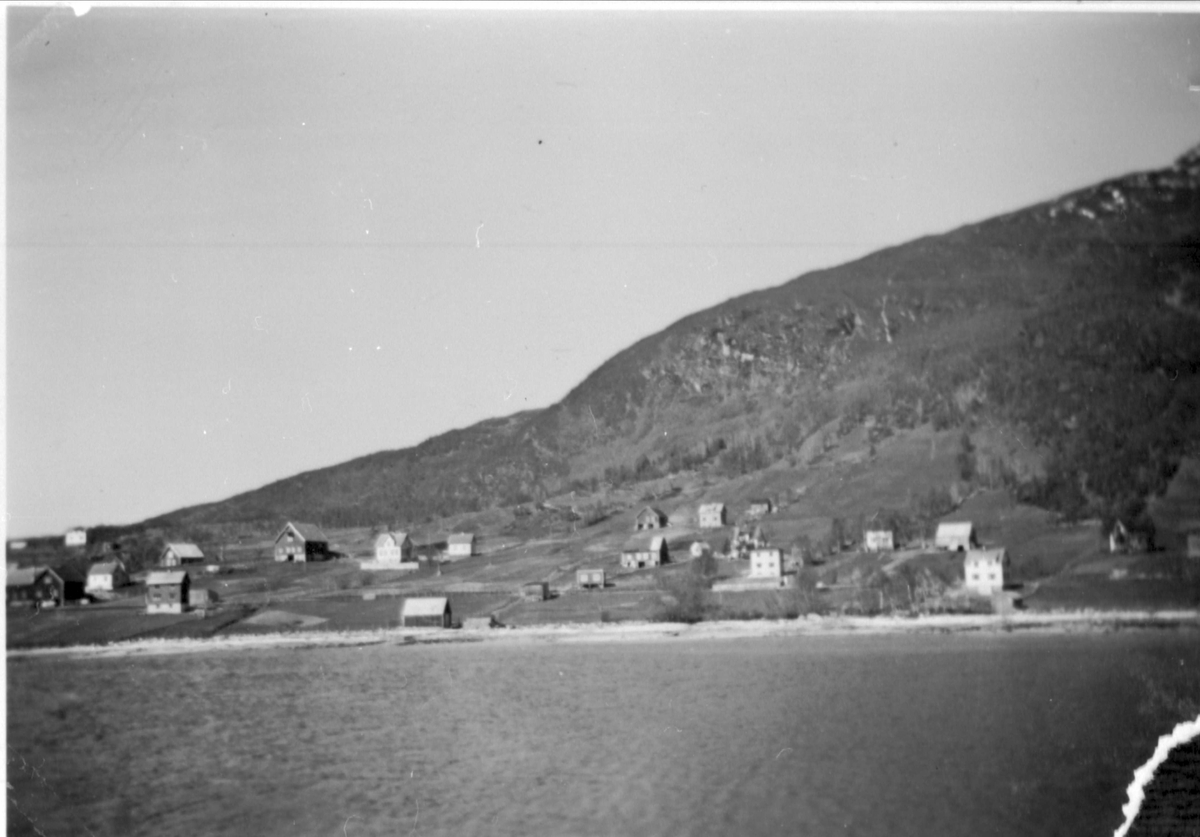 Oversiktsbilde over bebyggelsen i Ytre Løen, Grovfjord.