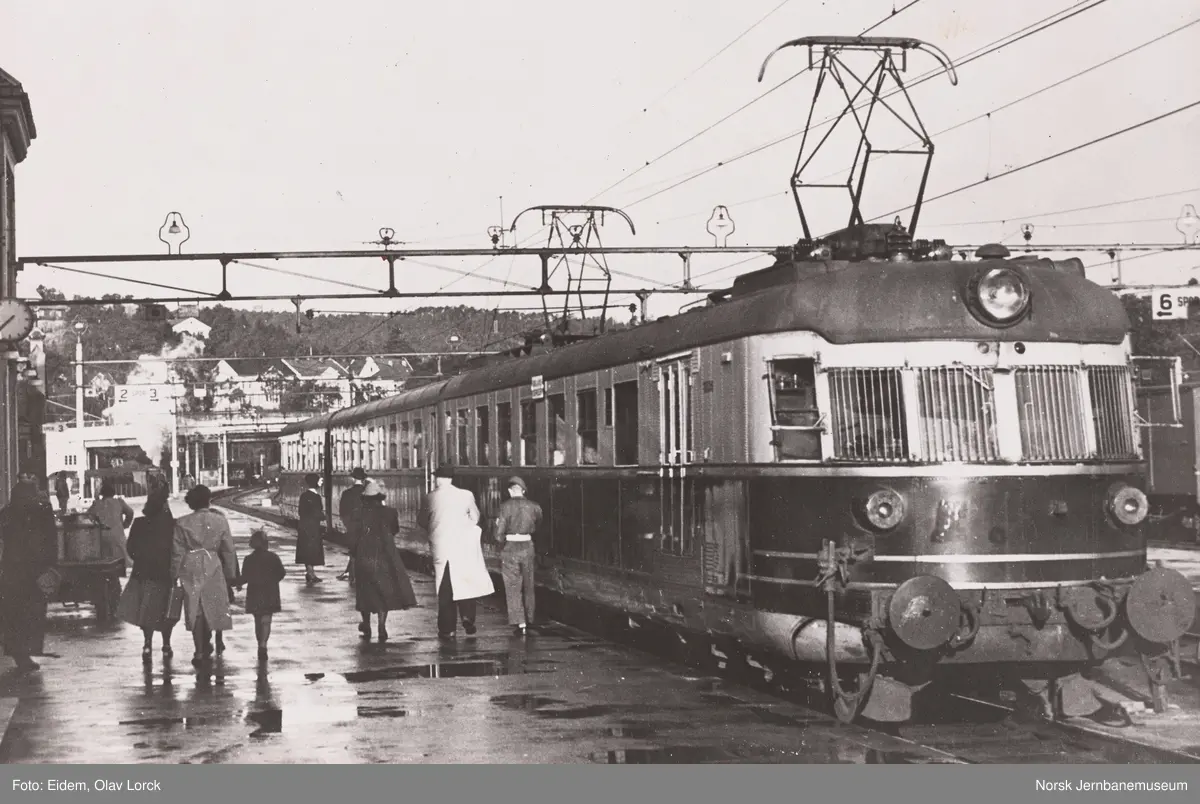 Elektrisk motorvognsett type 66 med ekspresstog til Oslo V, tog 72. på Kristiansand stasjon