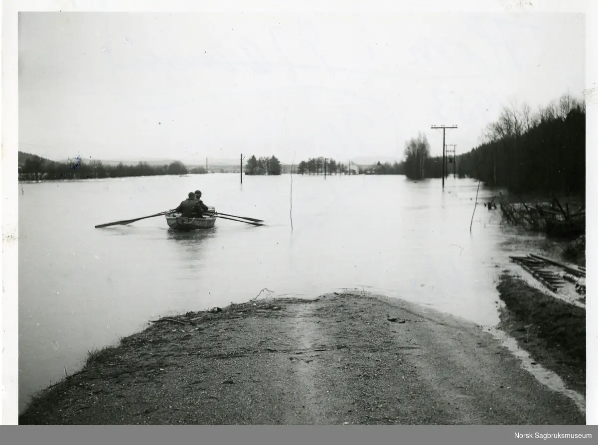 Ved Skage, Råbakken, Namsen, storflommen 26.03. 1953, pram