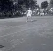 En tennisspelare, förmodligen i en match. 1958. Namn som medföljde bild: J E Lundkvist och Bengt Axelsson.