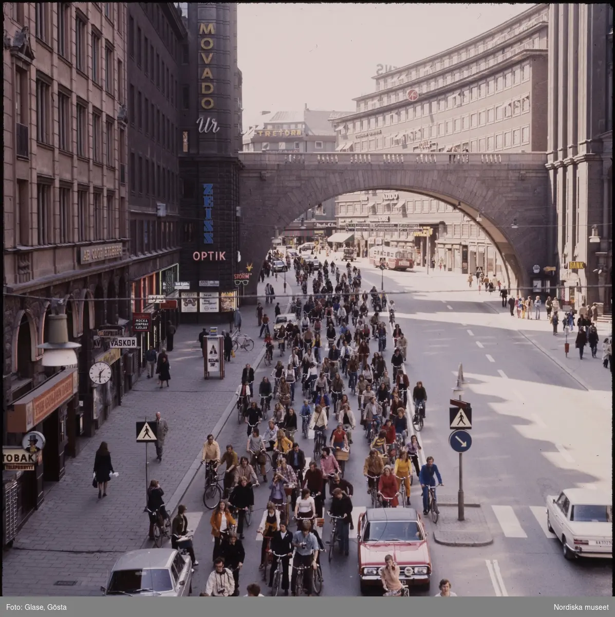 Många cyklister på Kungsgatan, Stockholm.