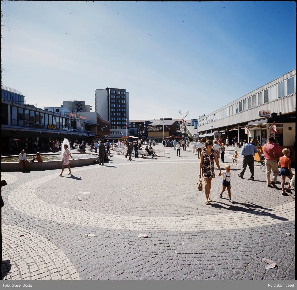 Vällingby centrum i augusti, SF bio Fontänen i fonden.