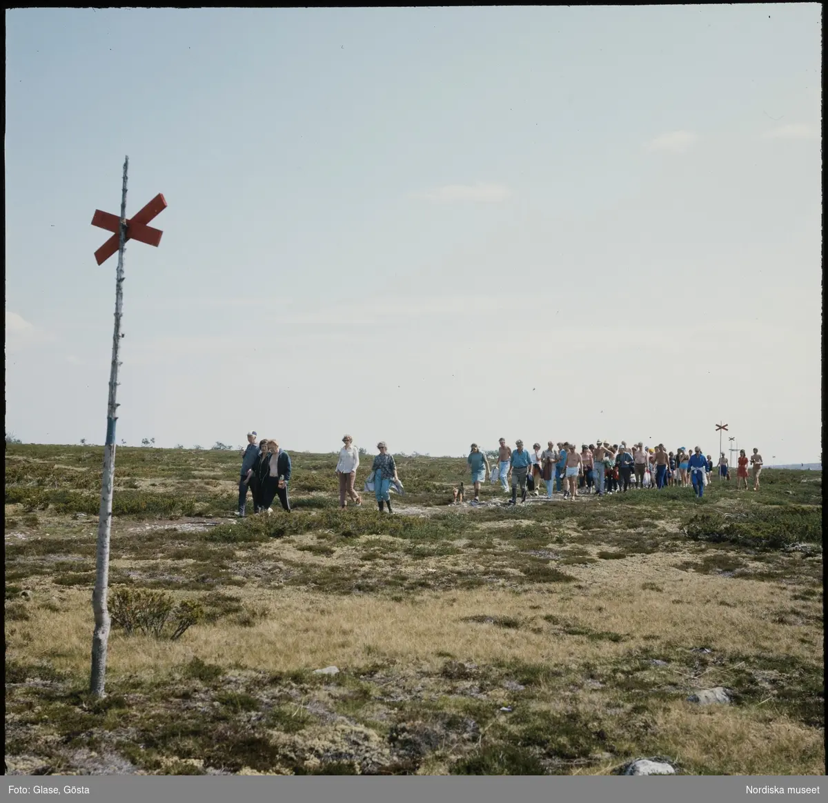 En stor grupp människor går på en vandringsled.