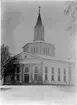 Själevads kyrka. Kyrkan uppfördes efter ritningar av Axel Fr. Nyström vid Överintendentämbetet. Vitputsad stenkyrka byggd som centralkyrka med åttkantig plan i senklassicistisk stil. I varje väderstreck har exteriören en kolonnportik som bär upp en triangelgavel. Kyrkan har åttsidig lanternin försedd med klocktorn och spira med förgyllt kors och kula. Invändigt orgelläktare i öster där entrén finns. En skärmvägg i väster avskiljer sakristian från koret och kyrkorummet. 1922-23 gjordes en restaurering där ett kassettak byggdes under lanterninen och gjutjärnskolonnerna inkläddes. Predikstolen fick ljudtak och den gamla altaruppsatsen återinsattes. Färgskalan blev rokokoinspirerad. Vid nästa restaurering 1957-58 fick sakristian två våningar och dekormålningar utfördes runt kupolen. Fasaderna har putsats om 1968 och 1976 målades med olämplig färg. En ny omputsning utfördes 1985.