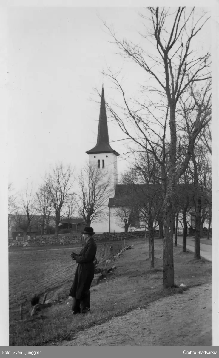 Kyrkoadjunkt Sven Ljunggren framför Hovsta kyrka

Sven Ljunggren (född 1905-11-14 död 1992-02-06)